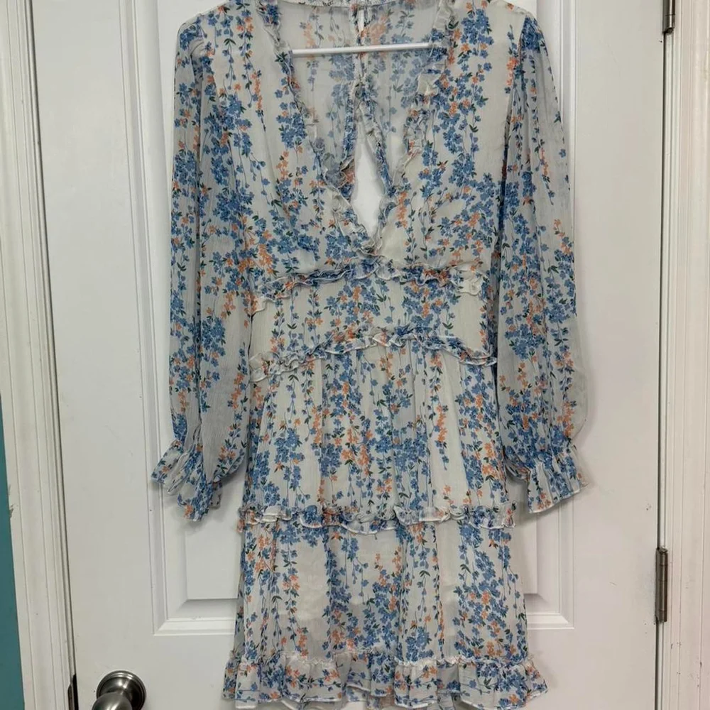 Selfie Leslie keyhole dress in blue, white, peach - Picture 1 of 5